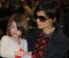 Katie Holmes et Suri arrivent à l'aéroport Narita, à Chiba, au Japon, le 8 mars 2009.