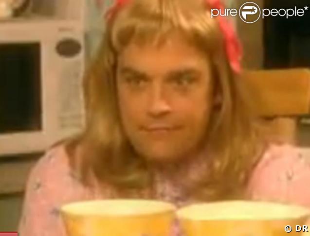 Robbie Williams dans son show télévisé déguisé en petite fille