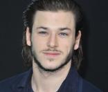 Gaspard Ulliel lors du photocall du défilé Chanel au Grand Palais, le 10 mars 2009