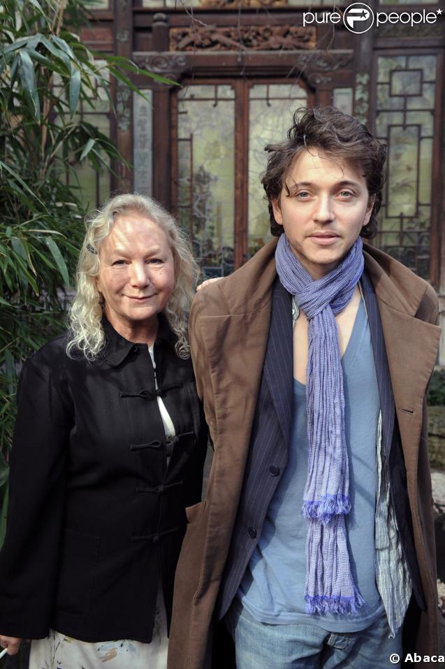 Raphaël au défilé Agnès B ce mardi matin à Paris au côté de la créatrice 