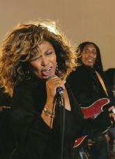 Tina Turner, 69 ans, a dû annuler deux dates de sa tournée européenne de 2009