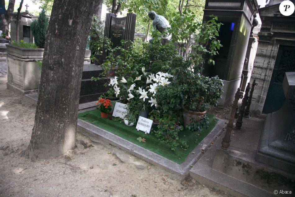 La tombe de Michel Berger et sa fille Pauline Hamburger au cimetière Montmartre à Paris, een 2007.