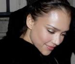 Jessica Alba radieuse au défilé Miu Miu le 12 mars à Paris