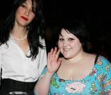Beth Ditto à Paris au défilé de Jean-Charles de Castelbajac au côté de Mareva Galanter. On adore sa robe gourmande ! 