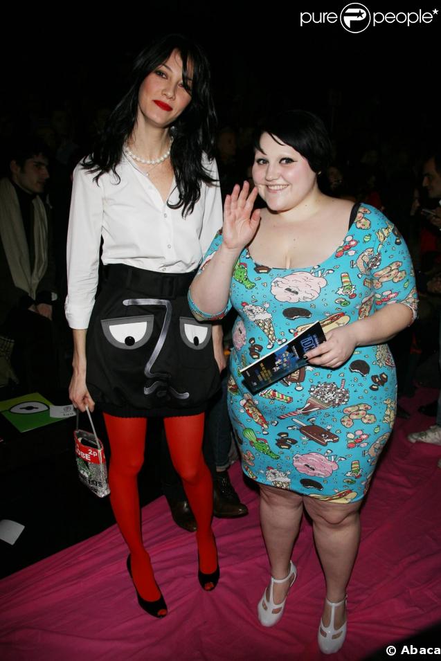 Beth Ditto à Paris au défilé de Jean-Charles de Castelbajac au côté de Mareva Galanter. On adore sa robe gourmande ! 
