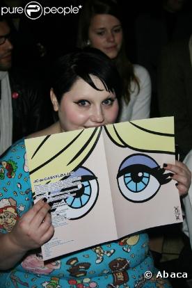 Beth Ditto à Paris au défilé Castelbajac, toujours aussi fraîche avec son look coloré.