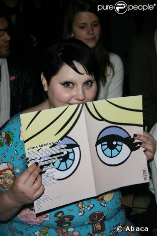 Beth Ditto à Paris au défilé Castelbajac, toujours aussi fraîche avec son look coloré.  