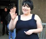 Beth Ditto à Paris au défilé Stella McCartney. Oui, c'est une robe Hervé Léger portée d'ahbitude par les brindilles et les tops. Bravo ! 