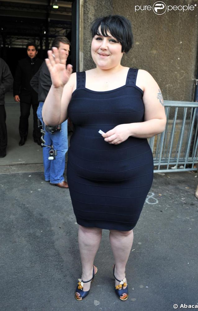 Beth Ditto à Paris au défilé Stella McCartney. Oui, c'est une robe Hervé Léger portée d'ahbitude par les brindilles et les tops. Bravo ! 