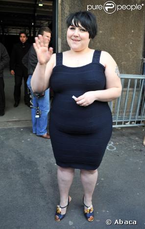 Beth Ditto à Paris au défilé Stella McCartney. Oui, c'est une robe Hervé Léger portée d'ahbitude par les brindilles et les tops. Bravo ! 