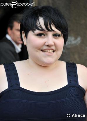 Beth Ditto à Paris au défilé Stella McCartney avec sa robe Hervé Léger