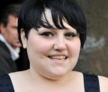 Beth Ditto à Paris au défilé Stella McCartney avec sa robe Hervé Léger 