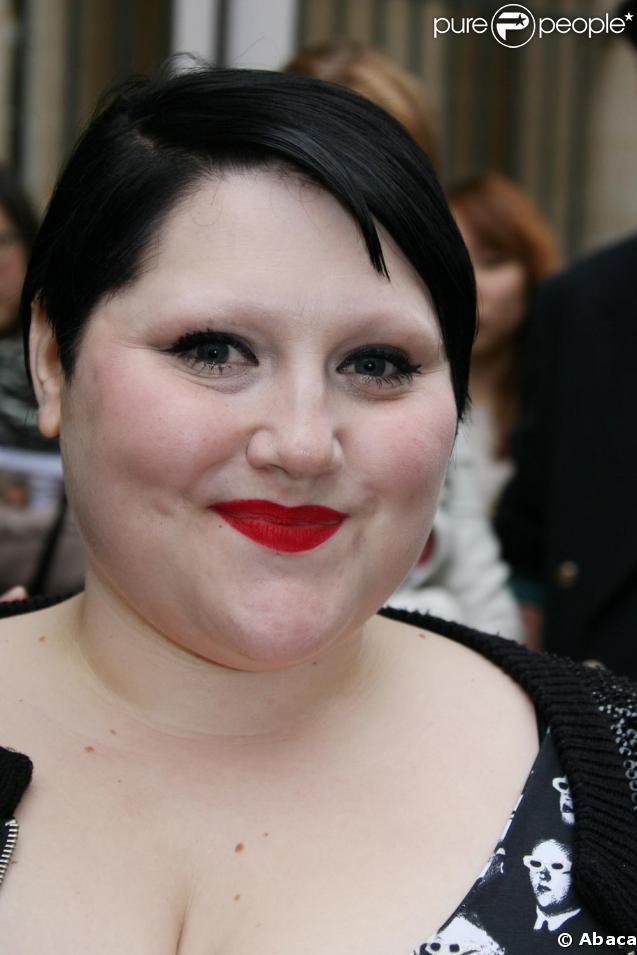Beth Ditto radieuse à la sortie d'un défilé parisien. Elle ose les robes courtes et le maquillage flashy ! 
