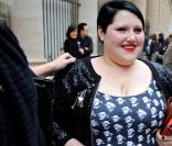 Beth Ditto à Paris à la sortie d'un défilé. On aime sa robe imprimée portée avec des simples ballerines 