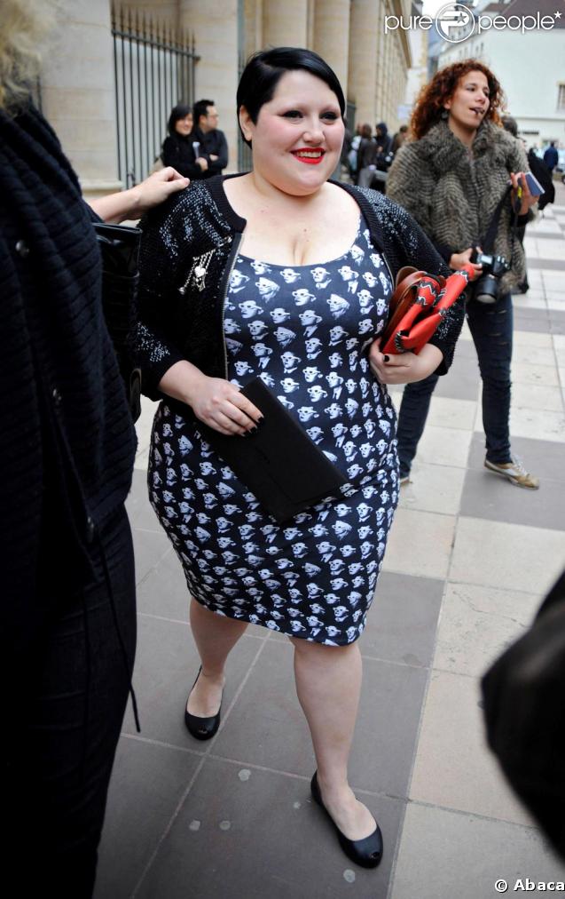 Beth Ditto à Paris à la sortie d'un défilé. On aime sa robe imprimée portée avec des simples ballerines 