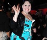Beth Ditto à Paris au défilé Jean-Paul Gaultier. Avec des chaussures roses et une robe bleu flashy, elle est juste parfaite !  