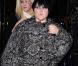 Beth Ditto à Paris au défilé Vivienne Westwood avec son manteau gris et sa robe rouge. Oui, elle aime se faire remarquer et c"est tant mieux ! 