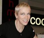 Annie Lennox à Londres pour la promotion de son best-of  The Annie Lennox Collection , le 12 mars 2009