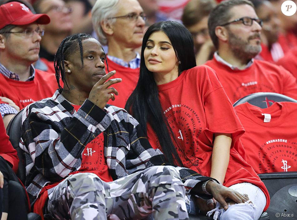 Travis Scott et Kylie Jenner au match de basketball opposant les Rockets de Houston et les Thunder d'Oklahoma City au Toyota Center à Houston le 25 avril 2017