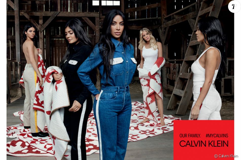 Photo de campagne Calvin Klein mettant en scène les soeurs Kardashian-Jenner. Sur la photo, Kylie (enceinte de son premier enfant avec Travis Scott) camoufle son ventre de grossesse sous une couverture. Janvier 2018.