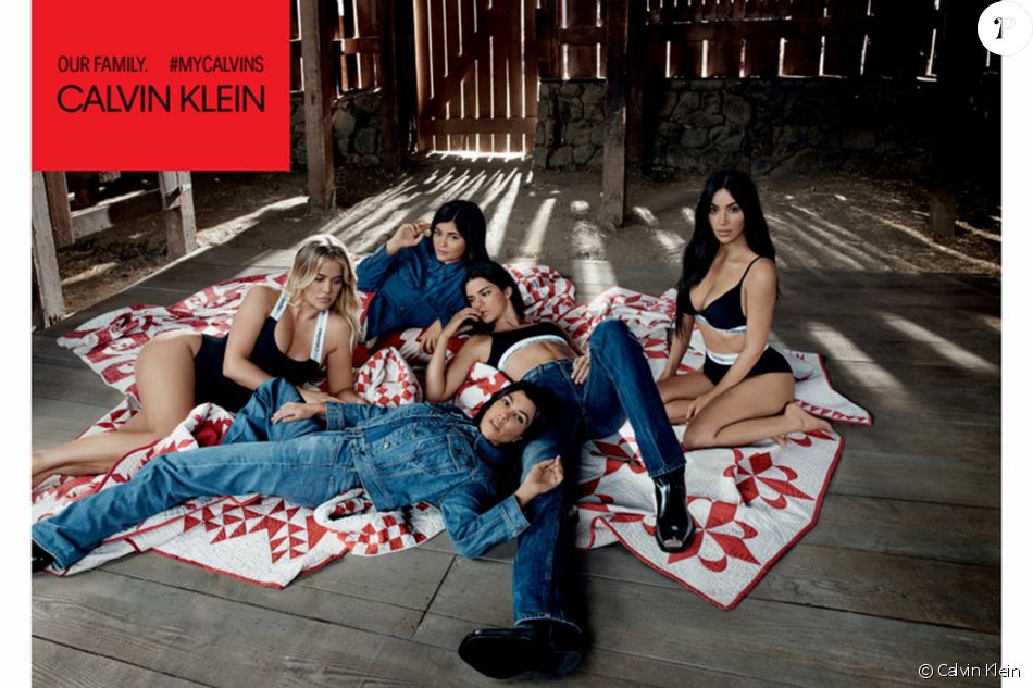Photo de campagne Calvin Klein mettant en scène les soeurs Kardashian-Jenner. Sur la photo, Kylie (enceinte de son premier enfant avec Travis Scott) camoufle son ventre de grossesse sous une couverture. Janvier 2018.