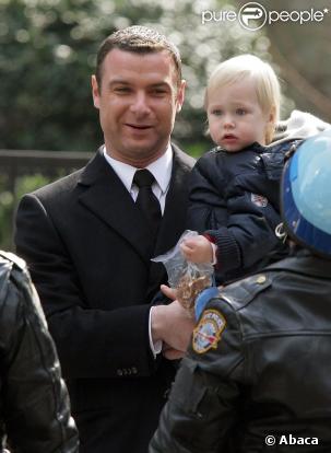 Liev Schreiber et son fils Alexander sur le tournage de Salt à New York