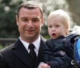 Liev Schreiber et son fils Alexander sur le tournage de Salt à New York