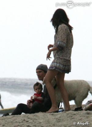 Matthew McConaughey en famille sur la plage avec sa compagne et son fils  