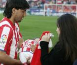 Sergio Kun Agüero présente son fils Benjamin au stade Vicente Calderon, à Madrid