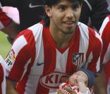 Sergio Kun Agüero présente son fils Benjamin au stade Vicente Calderon, à Madrid