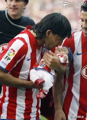 Sergio Kun Agüero présente son fils Benjamin au stade Vicente Calderon, à Madrid