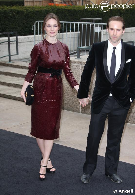 Emily Mortimer et son époux au 125e anniversaire du Metropolitan Opéra à New York le 15 mars