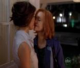 Susan Mayer, jouée par Teri Hatcher, se fait embrasser par sa collègue Jesse dans un épisode de la saison 5 de Desperate Housewives