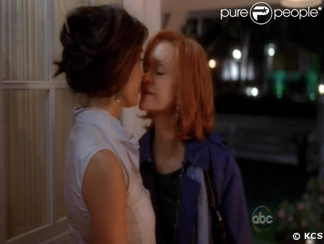 Susan Mayer, jouée par Teri Hatcher, se fait embrasser par sa collègue Jesse dans un épisode de la saison 5 de Desperate Housewives