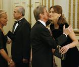 Bernard Kouchner qui embrasse son amie Carla Bruni-Sarkozy... 
