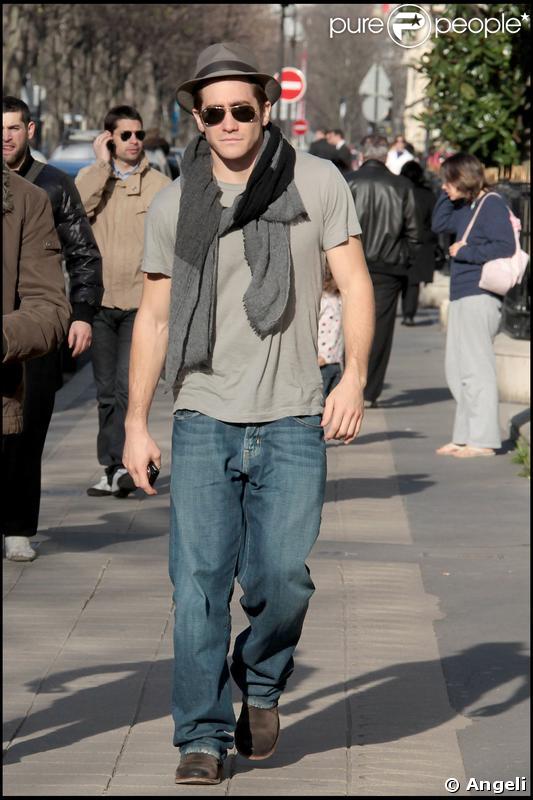 Jake Gyllenhaal avenue Montaigne à Paris lundi 16 mars
