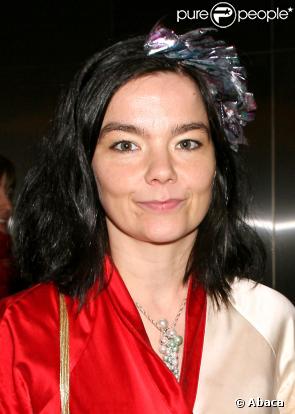 Bjork : on la préfère quand même détendue et avec le sourire