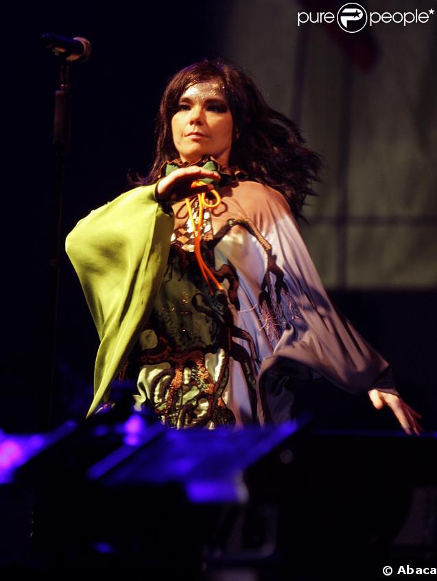 Bjork a du mal à garder ses nerfs face aux paparazzi