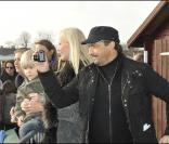 Pour la sixième sixième saison des Dimanches au galop de France Galop, les stars ont été nombreuses à prendre du bon temps en famille. Henri Leconte immortalise ces moments. 