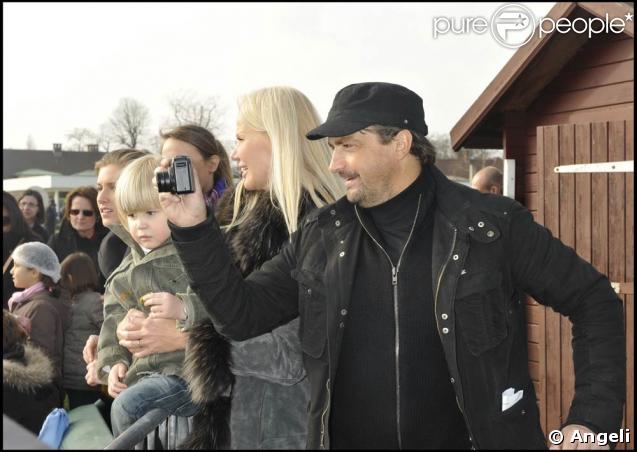 Pour la sixième sixième saison des Dimanches au galop de France Galop, les stars ont été nombreuses à prendre du bon temps en famille. Henri Leconte immortalise ces moments. 