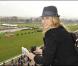 Pour la sixième sixième saison des Dimanches au galop de France Galop, les stars ont été nombreuses à prendre du bon temps en famille. Alexandra Golovanoff, version turfiste ! 
