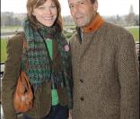 Pour la sixième sixième saison des Dimanches au galop de France Galop, les stars ont été nombreuses à prendre du bon temps en famille. Alexandra Kazan pose avec le directeur de France Galop. 