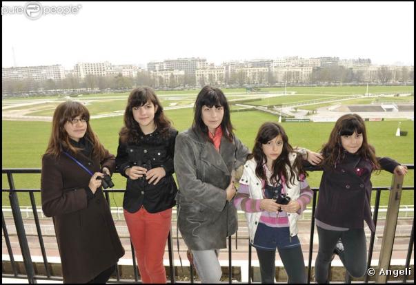 Pour la sixième sixième saison des Dimanches au galop de France Galop, les stars ont été nombreuses à prendre du bon temps en famille. Ce deuxième "Dimanche" de 2009 a attiré à l'hippodrome d'Auteuil quelque 10 000 visiteurs. Lio et ses filles.
