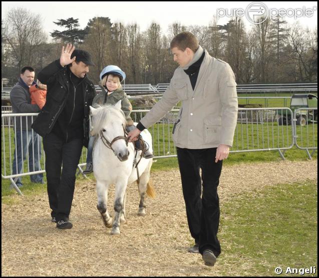 Pour la sixième sixième saison des Dimanches au galop de France Galop, les stars ont été nombreuses à prendre du bon temps en famille. Ce 2e 