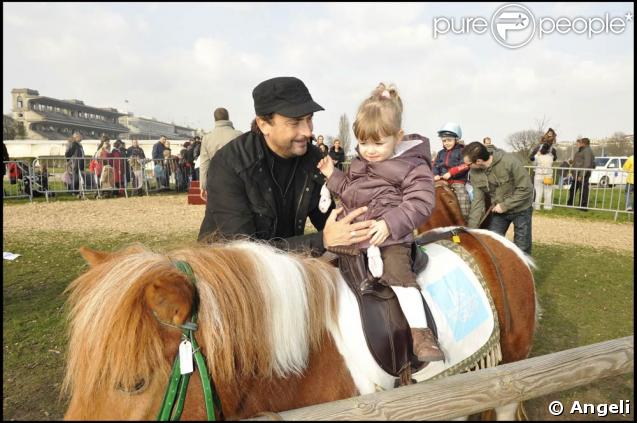 Pour la sixième sixième saison des Dimanches au galop de France Galop, les stars ont été nombreuses à prendre du bon temps en famille. Henri Leconte met en selle Marylou. 