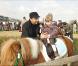 Pour la sixième sixième saison des Dimanches au galop de France Galop, les stars ont été nombreuses à prendre du bon temps en famille. Henri Leconte met en selle Marylou. 