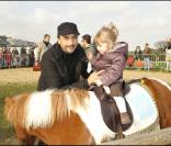 Pour la sixième sixième saison des Dimanches au galop de France Galop, les stars ont été nombreuses à prendre du bon temps en famille. Henri Leconte met sa petite Marylou en selle. 