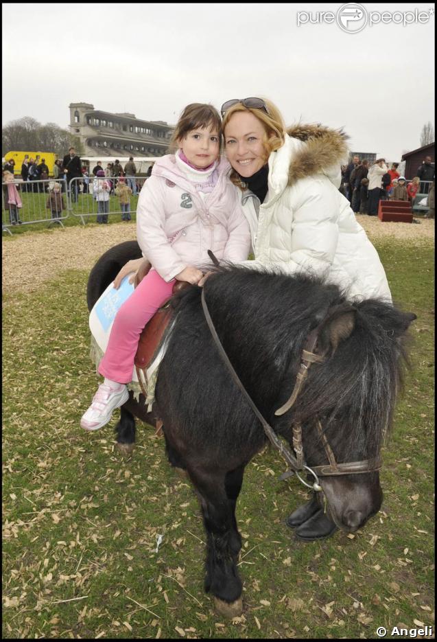 Pour la sixième sixième saison des Dimanches au galop de France Galop, les stars ont été nombreuses à prendre du bon temps en famille. Ce deuxième 