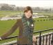 Pour la sixième sixième saison des Dimanches au galop de France Galop, les stars ont été nombreuses à prendre du bon temps en famille. Ce deuxième "Dimanche" de 2009 a attiré à l'hippodrome d'Auteuil quelque 10 000 visiteurs. Dont Alexandra Kazan.<br
