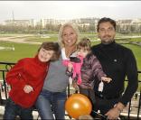 Pour la sixième sixième saison des Dimanches au galop de France Galop, les stars ont été nombreuses à prendre du bon temps en famille. Henri Leconte et sa femme Florentine avec Jules, Marylou et... un bout d'Ulysse (en bas). 